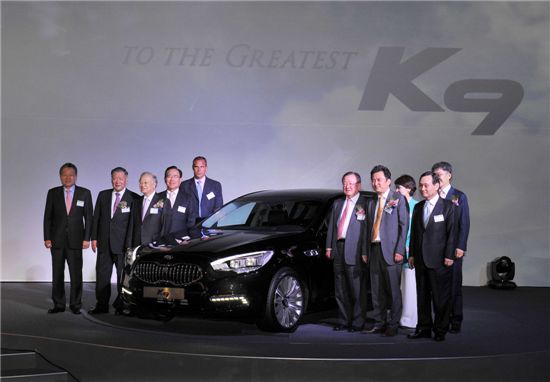 정몽구 현대차그룹 회장(사진 왼쪽에서 두번째)이 주요 외빈들과 신차 K9을 배경으로 사진촬영을 하고 있다.