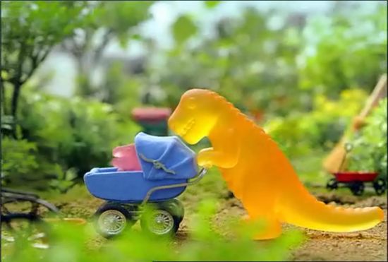 "어린이 고객 잡아라" TV광고도 '알록달록'