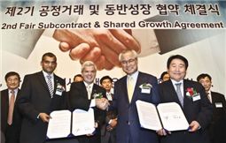 세르지오 호샤 한국GM 사장(왼쪽 두번째)과 최범영 한국GM 협신회 회장(왼쪽 세번째)이 공정거래 및 동반성장 협약서를 체결한 후 악수하고 있다.