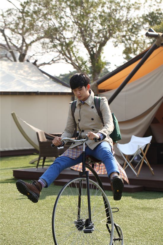 [포토]김수현의 '깨알같은' 자전거 묘기
