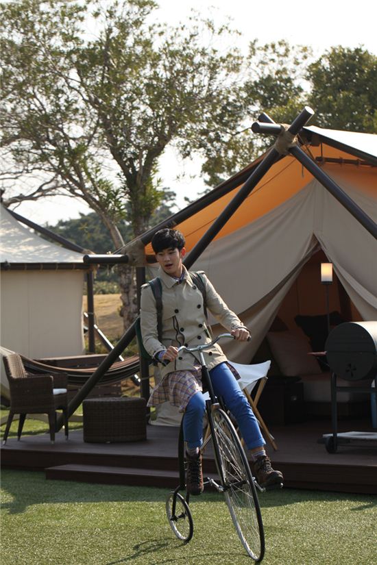 [포토]김수현의 '이색 자전거 묘기' 