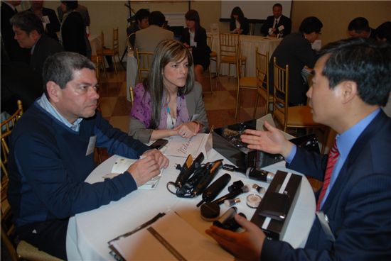 2일(현지시간) 미국 뉴욕에서 열린 현지 대형유통사 구매 상담회에 참가한 한국의 중소기업 대표가 바이어들에게 제품을 설명하고 있다.  