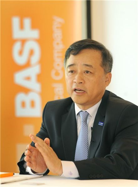 신우성 한국바스프 대표가 3일 열린 기자간담회에서 "고부가가치 사업에 대해 공격적으로 투자하겠다"고 말했다.