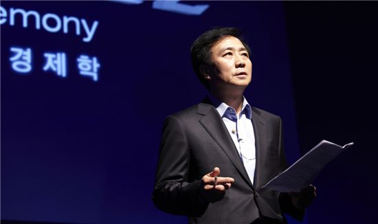 [포토]'베가레이서2' 소개하는 박병엽 부회장