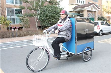 CJ대한통운은 최근 업계 최초로 전동자전거를 이용해 온실가스를 절감하는 동시에 주부와 실버인력을 고용해 일자리도 창출하는 그린 택배 사업을 펴고 있다.