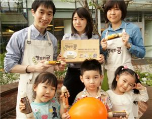 어린이 날을 맞아 CJ제일제당 행복한콩팀 직원들이 CJ그룹 보육시설인 CJ키즈빌 아이들을 대상으로 '동그란 두부' 제품을 증정하고 있다.

