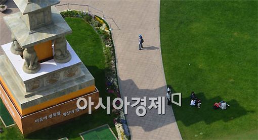 [포토] 부처님의 그늘 아래