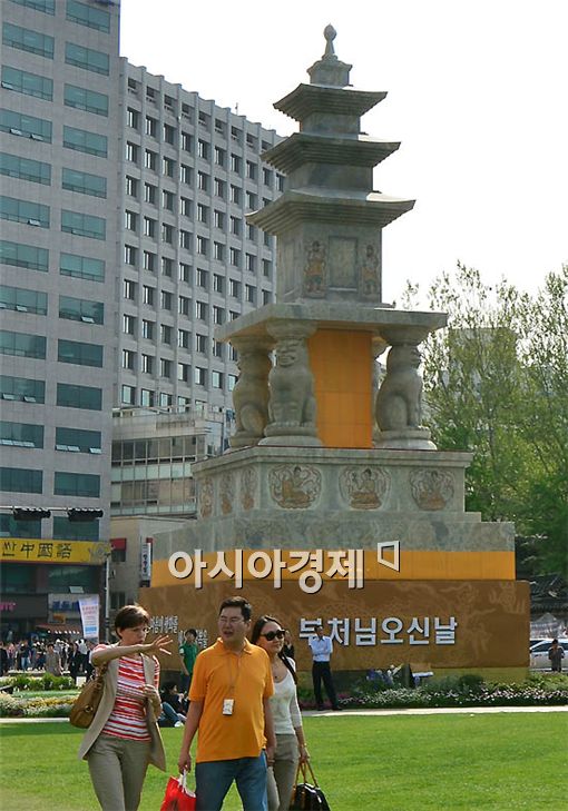 [포토] 서울광장에 설치된 대형 석등
