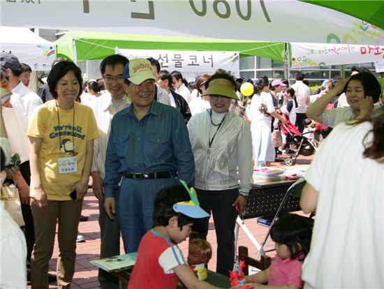 박홍섭 마포구청장이 부모와 어린이들이 함께 5일 마포구청에서 2012 마포어린이대축제가 열린 가운데 7080 놀이문화를 체험해 보는 7080 전시장을 둘러보고 있다.

