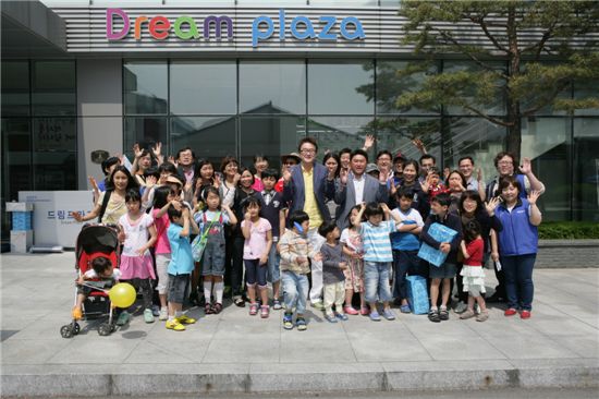 삼성전기는 5일 다문화가족 37명(9가정)을 수원사업장에 초청해 다양한 프로그램을 마련, 다문화가정 어린이들에게 희망과 꿈을 심어주기 위해 즐거운 하루를 보냈다.