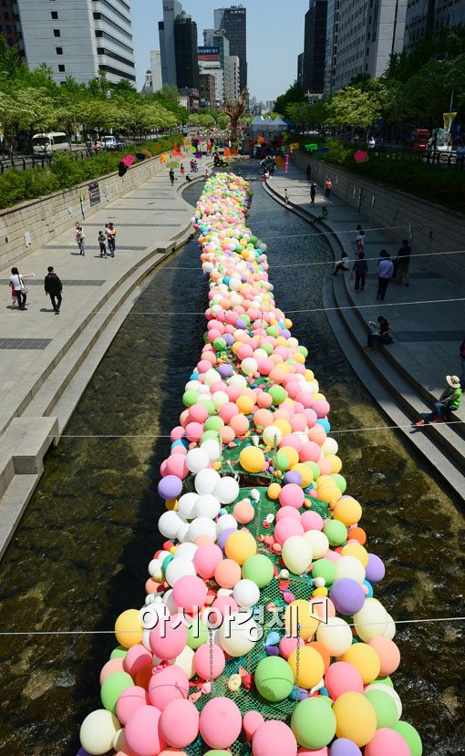 [포토] 청계천 수놓은 풍선 물결