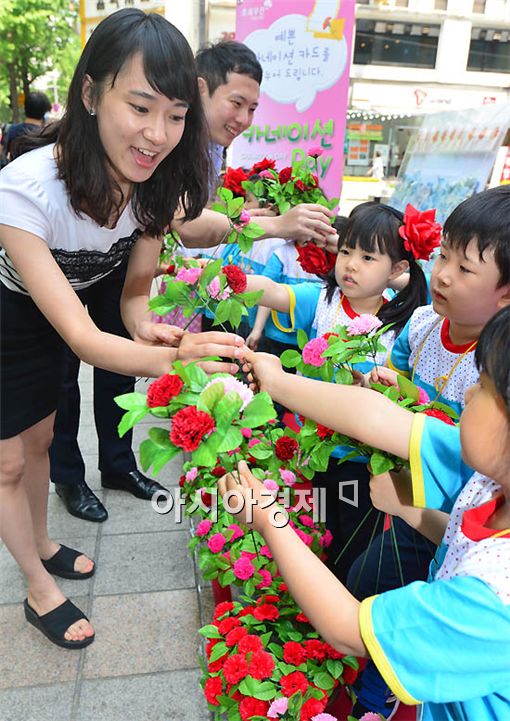 [포토] 카네이션으로 감사 전해요