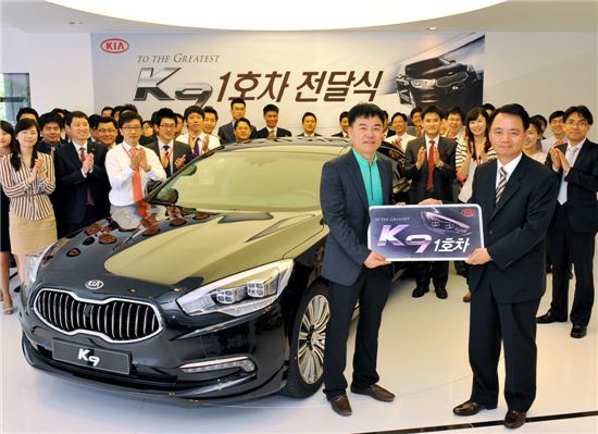 ‘K9’ 1호차 주인공인 김재홍씨와 김훈호 기아차 판매사업부장 (앞줄 왼쪽부터)