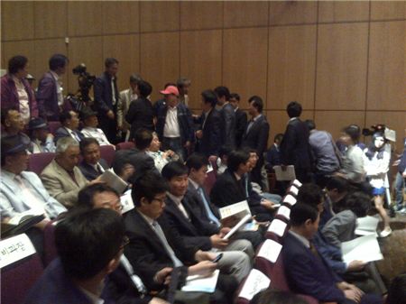 [포토]욕설·몸싸움… 난장판된 뉴타운 토론회장