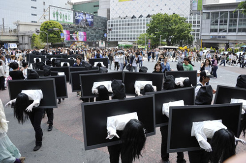 6일 오전 11시30분, 도쿄 시부야 스크램블 교차로에 등장한 사다코들(출처: 중국 소후닷컴)