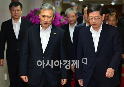 [포토] 국무회의 참석하는 김황식