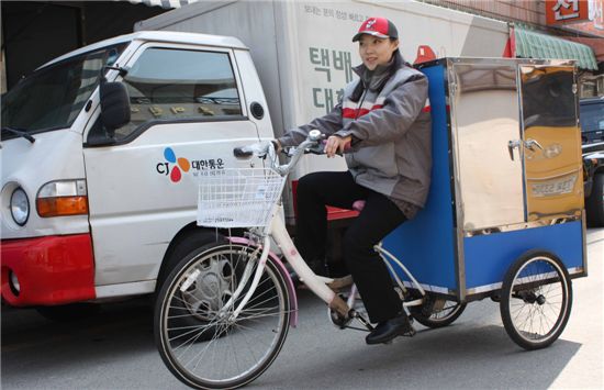 CJ대한통운은 전동 자전거를 이용하는 그린택배 사업을 통해 환경보전에 기여하고 있다. CJ대한통운 직원이 택배 전용 전동 자전거를 시운전하고 있다.