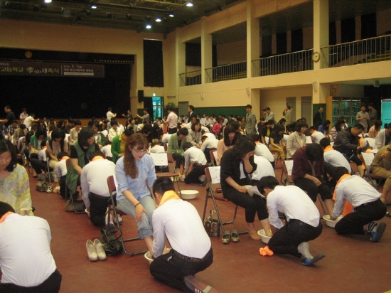 7일 대전 동산고에서 150쌍의 학부모와 학생이 어버이날을 맞아 '효 세족식'을 하고 있다.