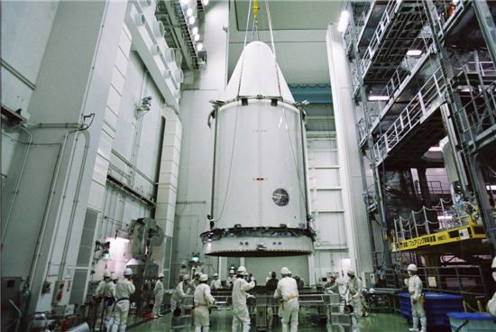 아리랑3호 위성 장착이 완료된 발사체 상/하단페어링 조립작업.
