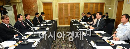 [포토] 중소기업인 만나는 홍석우 장관