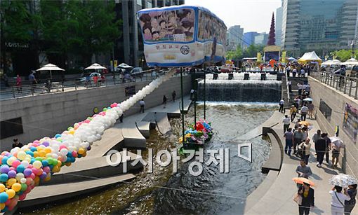 [포토] 청계천을 날으는 버스