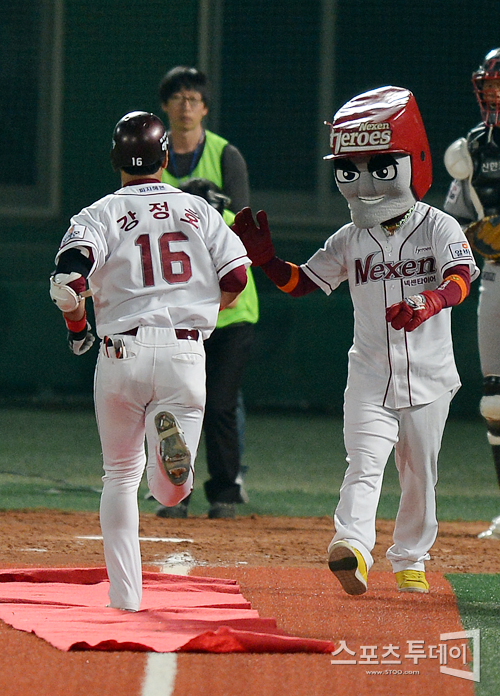 [포토] 레드카펫 준비한 턱돌이 '강정호 9호포 축하해~'