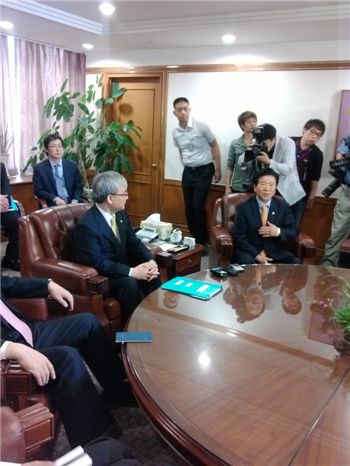 민주통합당 의원들과 대화중인 김석동 금융위원장(가운데). 오른쪽은 박병석 4대저축은행진상조사특별위원장.