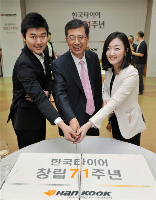 한국타이어 창립 71주년 기념식에서 서승화 대표이사 부회장과 임직원들이 축하 떡을 자르고 있다.
