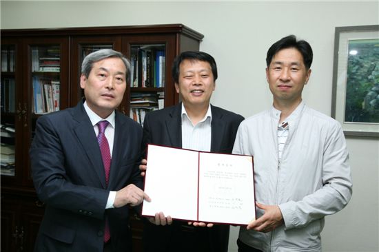 김철원 소정 대표, 이성 구로구청장,  성주용 예스병원 원장(왼쪽부터). 