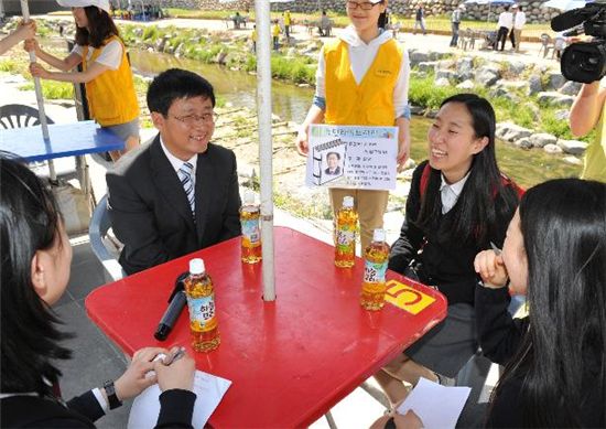 김성환 노원구청장이 지난해 5월14일 당현천(당현3교~당현1교)에서 열린 휴먼라이브러리 행사에서 ‘환경’에 대한 주제로 학생들과 대화를 나누고 있다.