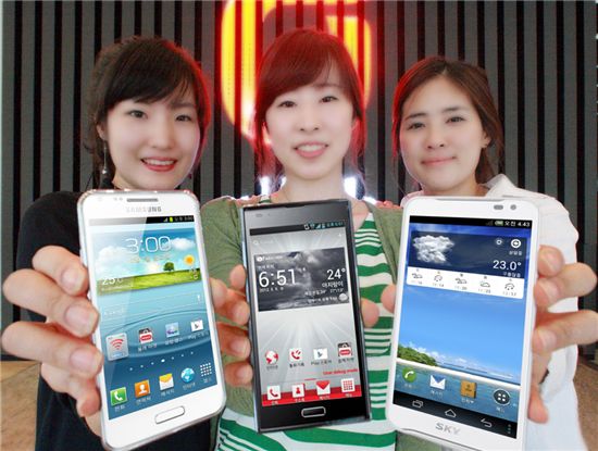 사진은 왼쪽부터 삼성전자의 신규 스마트폰(SHV-E170K), LG전자 ‘옵티머스 LTE Ⅱ’(LG-F160K), 팬택의 ‘베가레이서2’(IM-A830K) 단말 모습.