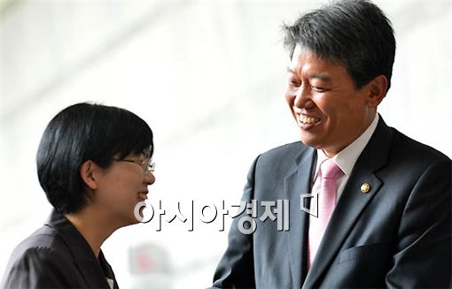 [포토] 미소 짓는 이정희-김선동