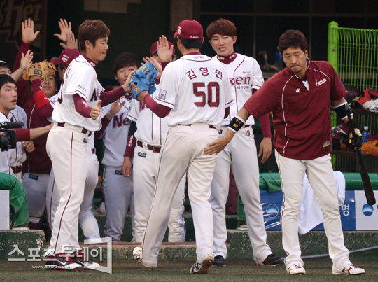 [포토] 이택근 '잘 막은 (김)영민이 엉덩이 한 번 두드려보자'