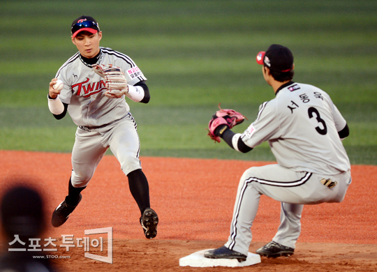 [포토] 오지환 '2루부터 밟고~더블 플레이~'