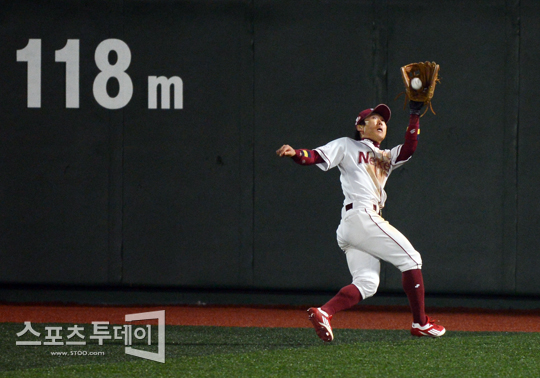[포토] 정수성 '힘껏 달려 글러브에 쏙'