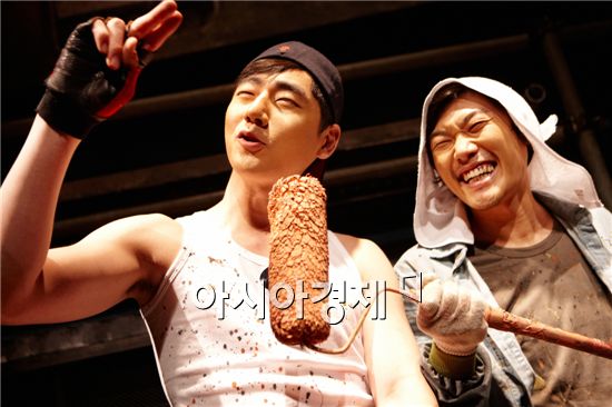 2012년의 칠수와 만수...대한민국을 생중계하다