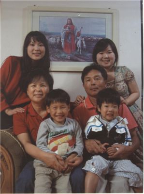 고금자씨(왼쪽에서 두번째) 가족이 한 자리에 모여 포즈를 잡았다.