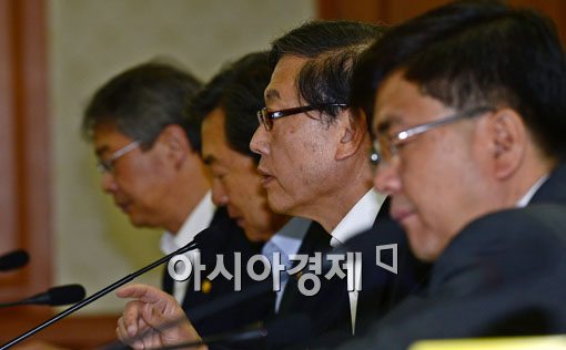 [포토] 서민대책회의 주재하는 김황식 국무총리