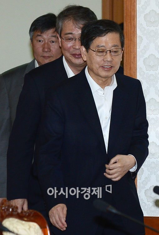 [포토] 서민대책회의 참석하는 김황식 총리