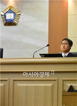 [포토] 최영, 떨리는 첫 재판 