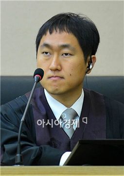 [포토] 첫 재판 임한 최영 판사