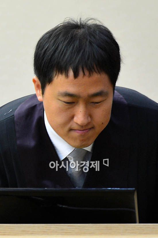 [포토] 시각장애인 1호 판사 최영, '긴장되는 첫 재판'