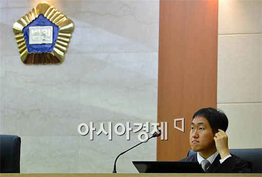 [포토] 최영 판사, '감격스러운 첫 재판'