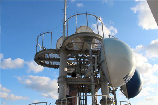 독도에 설치된 온실가스 무인관측시스템. 15m 높이에서 공기를 흡입해 이산화탄소와 메탄 농도를 분석한다. 