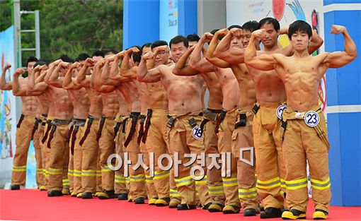 [포토] 멋진 몸짱 소방관들