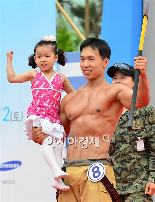 [포토] 우리 아빠는 몸짱 소방관