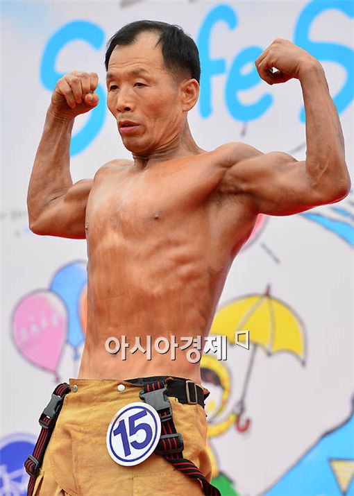 [포토] 환갑 맞이한 소방관의 근육