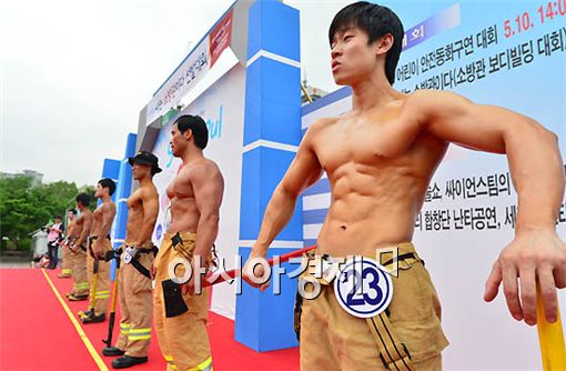 [포토] 몸짱 소방관들의 멋진 근육