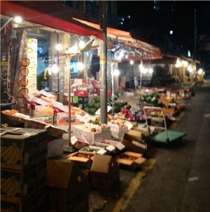 파리 날리는 '청과시장'...트럭몰고 거리로 나온다