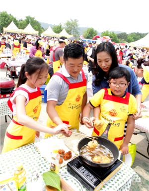 제17회 '오뚜기 가족요리 페스티벌'에 참가한 한 가족이 음식을 튀기고 있다.
